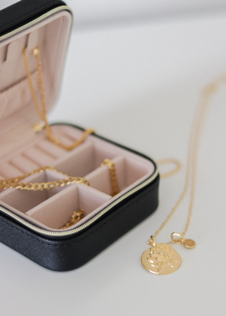 How to Layer Necklaces featuring Rellery - Emily Lightly