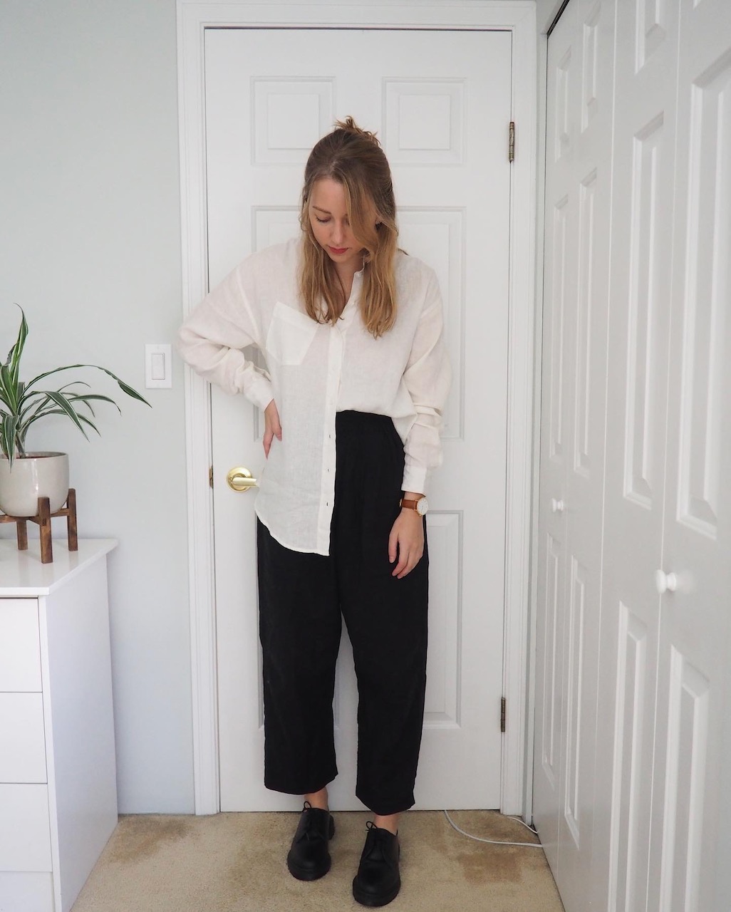 How to Style a Classic Linen Shirt featuring POMP - Emily Lightly